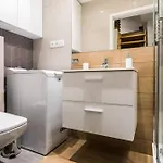 Topolowa Apartment, Next To Main Station *