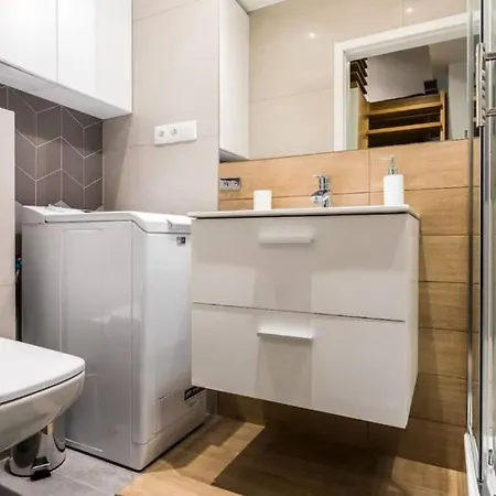 Topolowa Apartment, Next To Main Station *